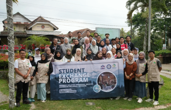 Mahasiswa UMT dan FIKKIA UNAIR Menanam Cemara Laut di Banyuwangi