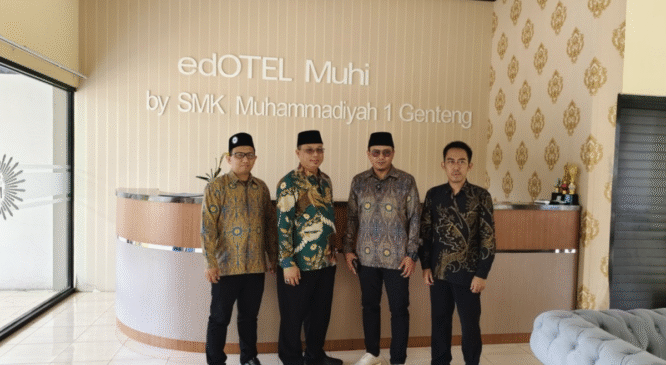 Foto memperlihatkan Direktur Utama PT Syarikat Cahaya Media/Suara Muhammadiyah, Deni Asy’ari, sedang melakukan kunjungan ke SMK Muhammadiyah 1 Genteng.