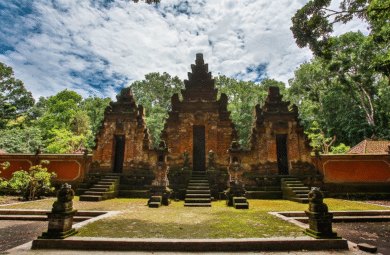 Umat Hindu bersembahyang di Pura Luhur Giri Salaka, TN Alas Purwo.