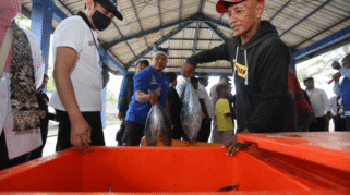 Plt. Bupati Banyuwangi, Sugirah, membuka Banyuwangi Fish Market Festival. Terlihat berbagai produk olahan ikan dan ikan segar dipajang di lapak-lapak.