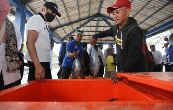 Plt. Bupati Banyuwangi, Sugirah, membuka Banyuwangi Fish Market Festival. Terlihat berbagai produk olahan ikan dan ikan segar dipajang di lapak-lapak.