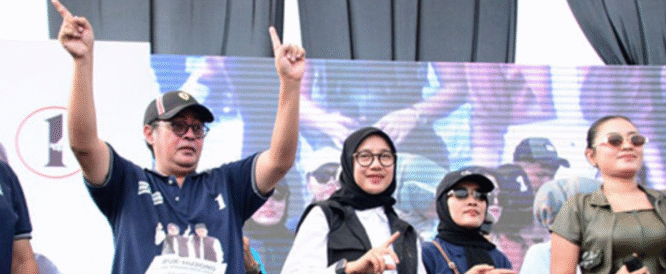 Ipuk Fiestiandani bersama ribuan massa mengikuti senam massal di lapangan Kertosari, Banyuwangi.