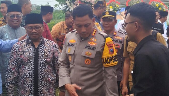 Kapolresta Banyuwangi Kombes Pol Rama Samtama Putra bersama Plt Bupati Sugirah saat mengunjungi rumah korban.