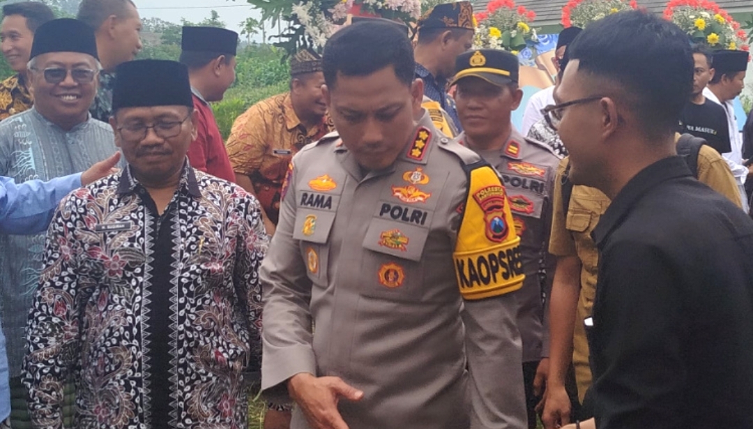 Kapolresta Banyuwangi Kombes Pol Rama Samtama Putra bersama Plt Bupati Sugirah saat mengunjungi rumah korban.