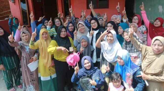 Ipuk Fiestiandani Disambut Antusias Ibu-ibu Warga Pengatigan dan Karangrejo Banyuwangi.