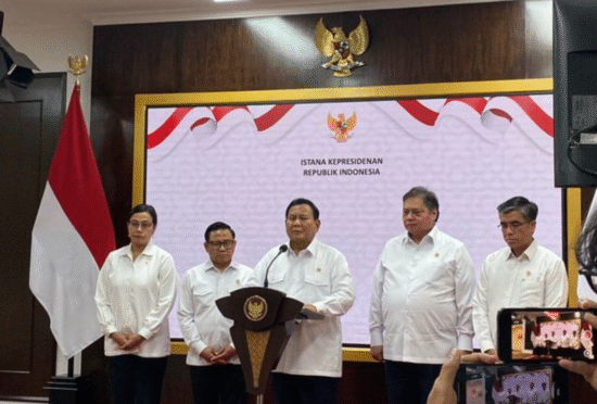 Presiden Prabowo Subianto saat mengumumkan kenaikan upah minimum.