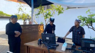 Kepala Kantor Regional II BKN Surabaya, Darmuji, meninjau pelaksanaan ujian SKD CPNS di Banyuwangi.