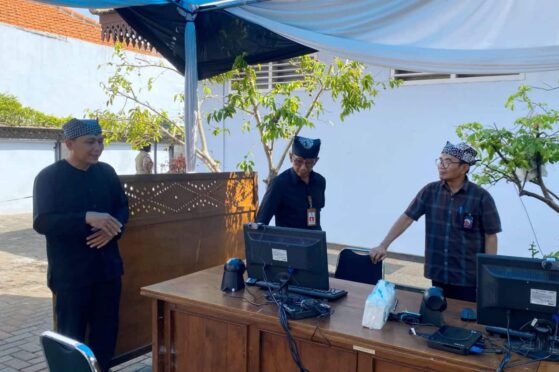 Kepala Kantor Regional II BKN Surabaya, Darmuji, meninjau pelaksanaan ujian SKD CPNS di Banyuwangi.