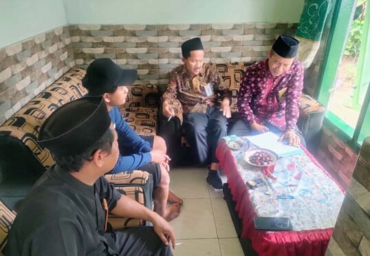 Foto menunjukkan petugas Kemenag Banyuwangi sedang berbincang dengan masyarakat terkait kepuasan layanan nikah di KUA Kecamatan Kalibaru.