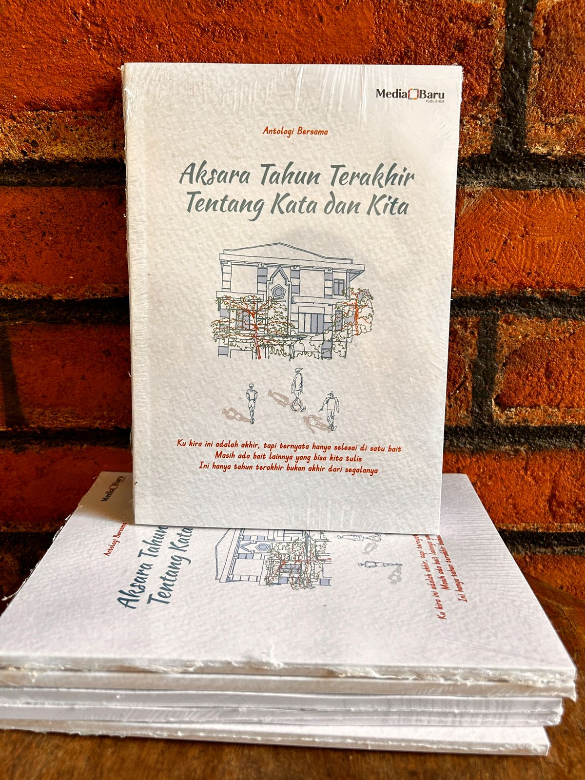 Buku Antologi Bersama "Aksara Tahun Terakhir Tentang Kata dan Kita". (Foto : Istimewa/Models Jurnalisme)