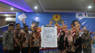 Suasana peluncuran antologi puisi "Aksara Tahun Terakhir Tentang Kata dan Kita", karya siswa SMK Models, Banyuwangi.