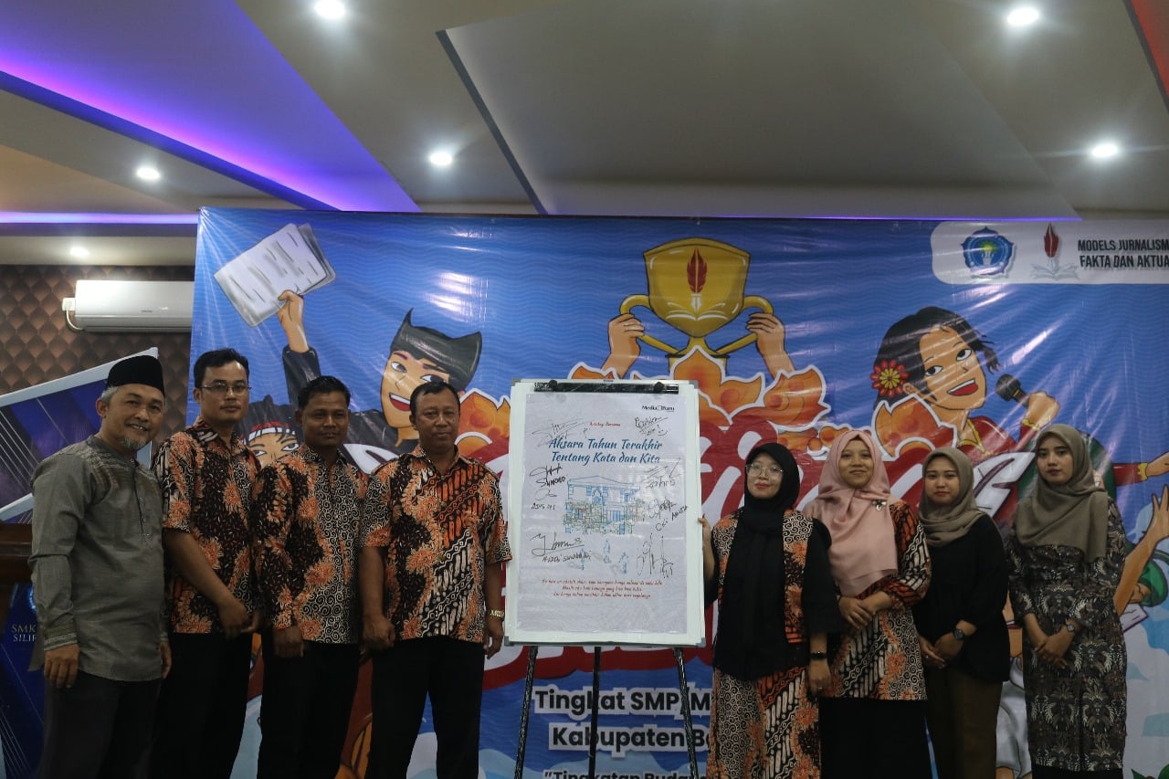 Semarakkan Bulan Bahasa, SMK Models Luncurkan Buku Antologi Puisi Karya Siswa Suasana peluncuran antologi puisi "Aksara Tahun Terakhir Tentang Kata dan Kita", karya siswa SMK Models, Banyuwangi.