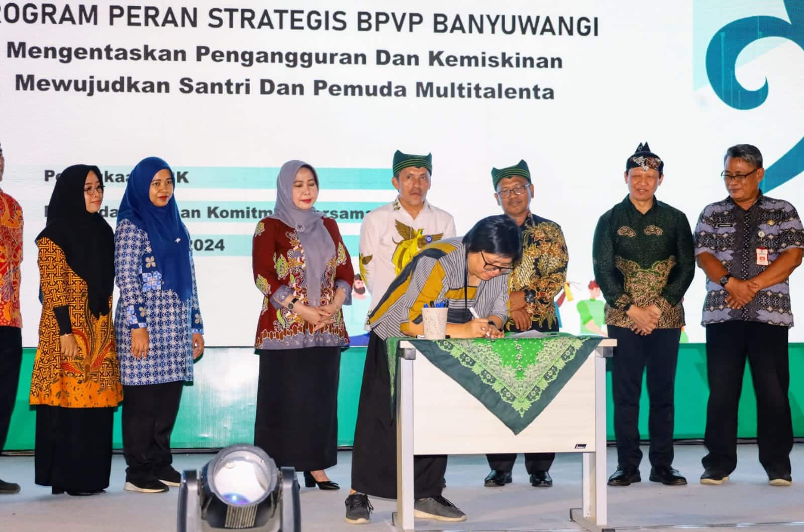 Pemkab Banyuwangi dan BPVP Banyuwangi Perpanjang Kerjasama, Dorong Peningkatan Kualitas Tenaga Kerja Plt Bupati Banyuwangi Sugirah dan Kepala BPVP Banyuwangi Arsad sedang menandatangani perjanjian kerjasama.
