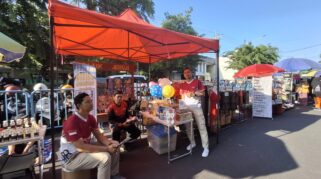 produk-produk hasil kerajinan tangan Warga Binaan Lapas Banyuwangi yang dipamerkan di stand Car Free Day.