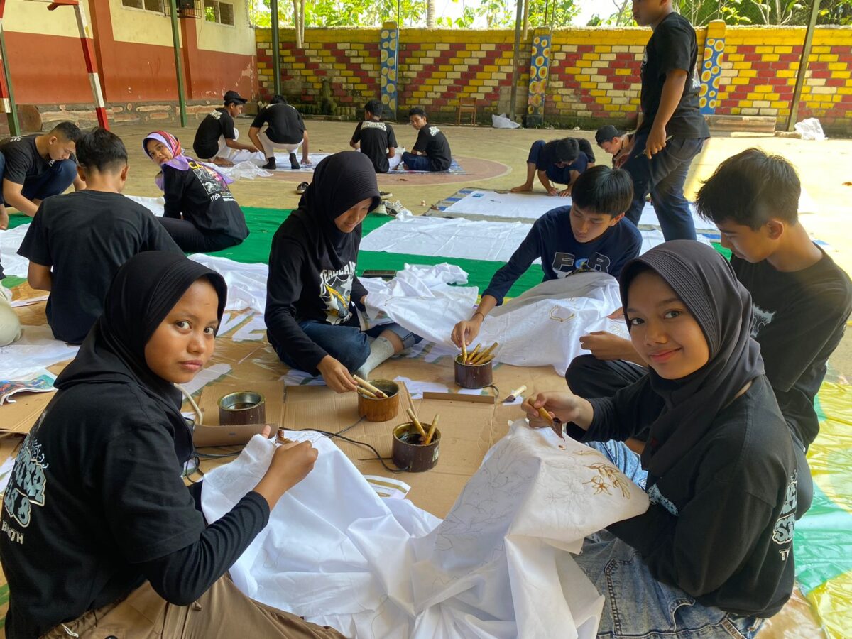 para siswa SMK Models yang sedang belajar membatik