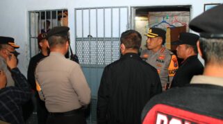 Petugas Lapas, TNI, Polri, dan BNN melakukan penggeledahan di kamar hunian Warga Binaan Lapas Banyuwangi.