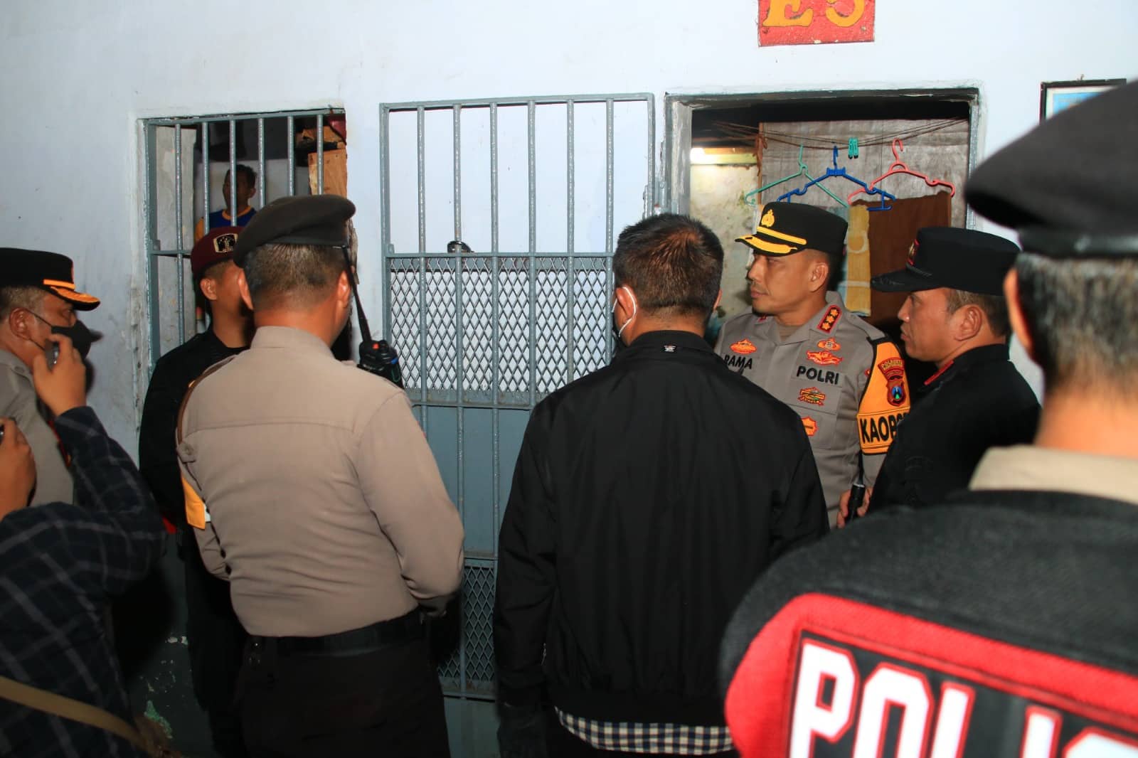 Petugas Lapas, TNI, Polri, dan BNN melakukan penggeledahan di kamar hunian Warga Binaan Lapas Banyuwangi.