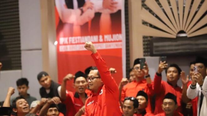 Sonny T Danaparamita, anggota Fraksi PDI Perjuangan DPR RI, terlihat bersemangat saat berorasi dalam acara konsolidasi organisasi internal DPC PDI Perjuangan di Banyuwangi.