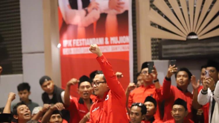 Sonny T Danaparamita, anggota Fraksi PDI Perjuangan DPR RI, terlihat bersemangat saat berorasi dalam acara konsolidasi organisasi internal DPC PDI Perjuangan di Banyuwangi.