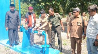 Peresmian pembangunan sumur bor dan sarana air bersih di Dusun Tugurejo, Desa Tegalrejo, Kecamatan Tegalsari, Kabupaten Banyuwangi. Tampak Danramil 0825/04 Genteng, Kapten Arm Sutoyo, dan sejumlah pejabat terkait lainnya.