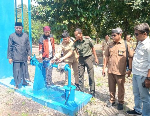 Peresmian pembangunan sumur bor dan sarana air bersih di Dusun Tugurejo, Desa Tegalrejo, Kecamatan Tegalsari, Kabupaten Banyuwangi. Tampak Danramil 0825/04 Genteng, Kapten Arm Sutoyo, dan sejumlah pejabat terkait lainnya.
