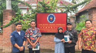 Foto menunjukkan momen perpisahan antara lulusan SMK Models, Muhamad Nur Arifin, dengan keluarga dan pihak sekolah sebelum berangkat bekerja di Jepang.