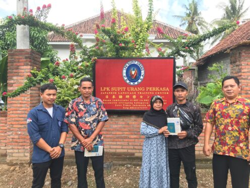 Foto menunjukkan momen perpisahan antara lulusan SMK Models, Muhamad Nur Arifin, dengan keluarga dan pihak sekolah sebelum berangkat bekerja di Jepang.
