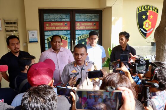 Wakapolresta Banyuwangi, AKBP Dewa Putu Eka Darmawan, sedang memberikan keterangan pers terkait kasus dugaan ancaman yang dilakukan oleh seorang warga berinisial MMA.