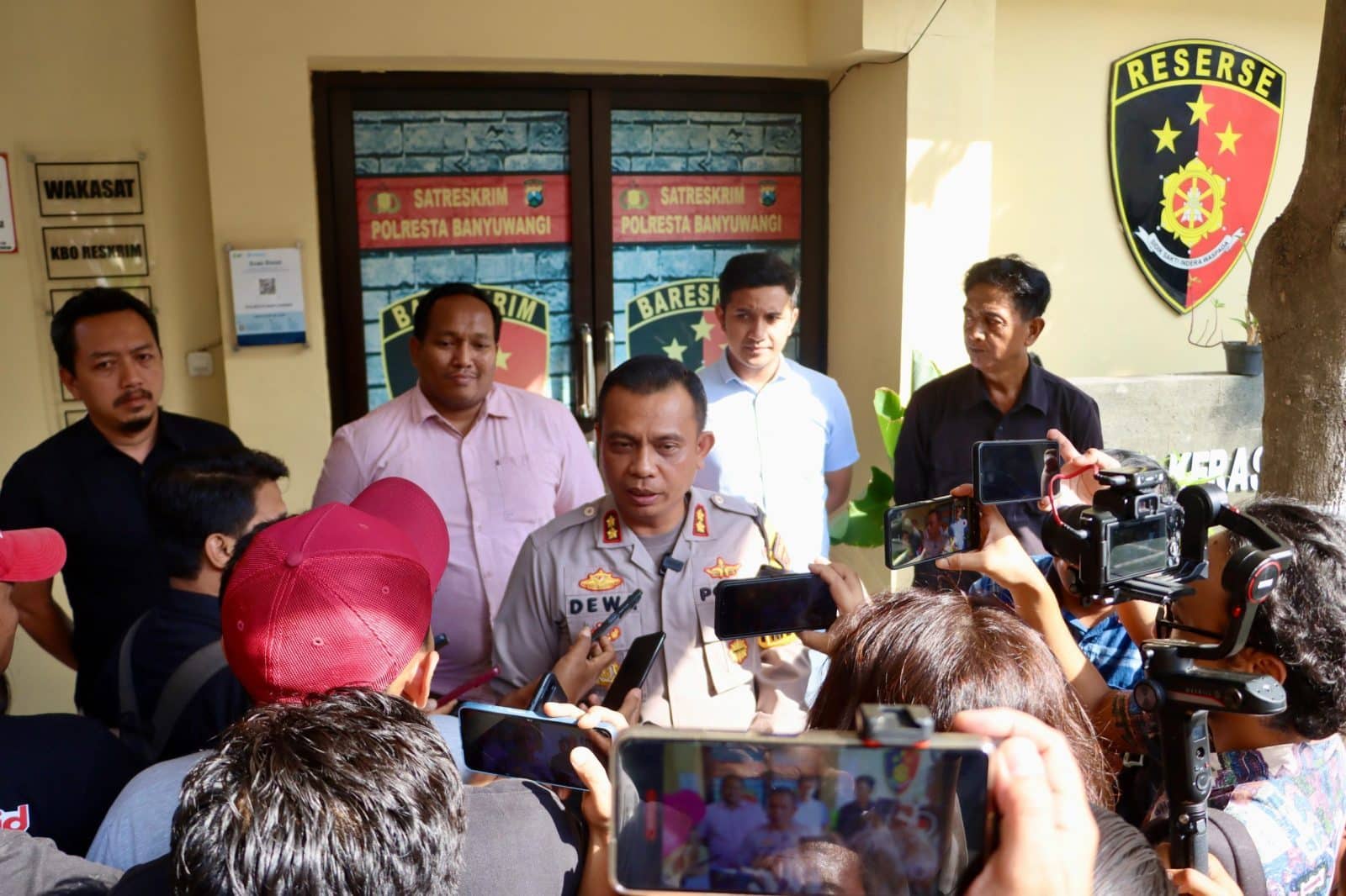 Wakapolresta Banyuwangi, AKBP Dewa Putu Eka Darmawan, sedang memberikan keterangan pers terkait kasus dugaan ancaman yang dilakukan oleh seorang warga berinisial MMA.
