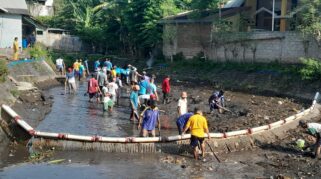 Sejumlah relawan dan warga masyarakat sedang melakukan kerja bakti membersihkan Daerah Aliran Sungai di Desa Kedaleman, Banyuwangi.