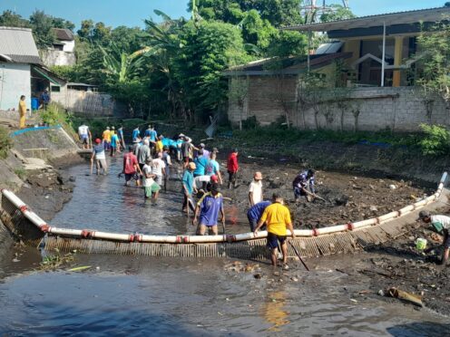 Sejumlah relawan dan warga masyarakat sedang melakukan kerja bakti membersihkan Daerah Aliran Sungai di Desa Kedaleman, Banyuwangi.