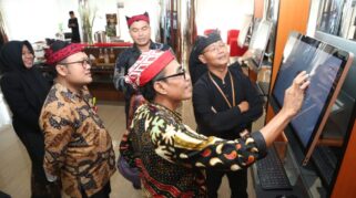 Sejumlah orang, termasuk tim penilai IGA, sedang menyaksikan demonstrasi salah satu inovasi di Banyuwangi.