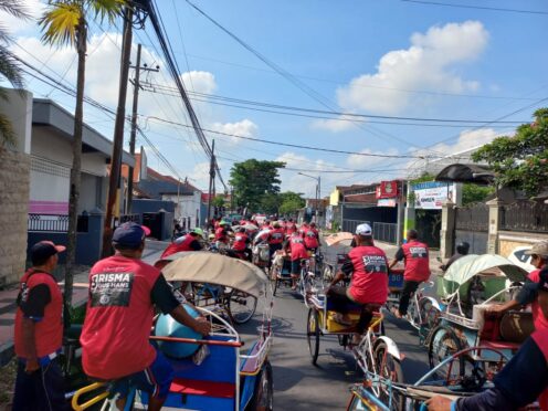 Sonny T. Danaparamita dan Ficky Septalinda sedang berbagi sarapan dengan abang becak di Banyuwangi.