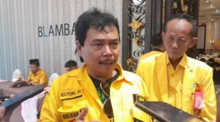 Wakil Ketua DPRD Banyuwangi, Ruliyono, sedang memberikan pernyataan kepada sejumlah wartawan.
