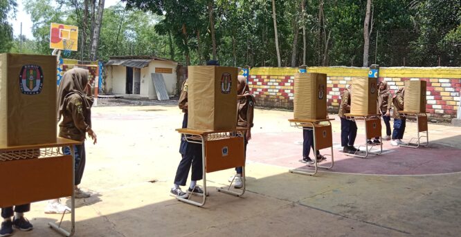 Foto memperlihatkan para siswa SMK Models sedang berdiri di depan bilik suara untuk memilih calon Ketua Umum PR IPM.