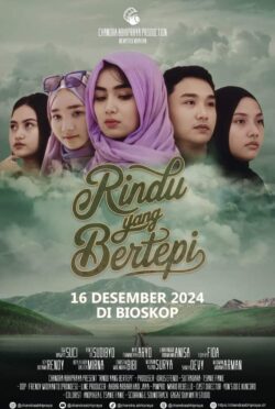 Poster film "Rindu yang Bertepi" menampilkan wajah seorang perempuan yang terlihat sedih dan latar belakang pemandangan alam Banyuwangi.