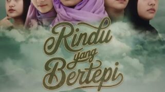 Poster film "Rindu yang Bertepi" menampilkan wajah seorang perempuan yang terlihat sedih dan latar belakang pemandangan alam Banyuwangi.