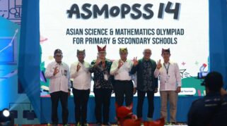 Sejumlah orang berpose di depan banner bertuliskan "ASMOPSS 14".