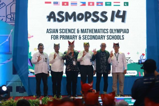 Sejumlah orang berpose di depan banner bertuliskan "ASMOPSS 14".