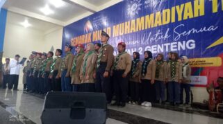 Sejumlah guru SMK Models berpakaian rapi sedang berdiri di sebuah acara.