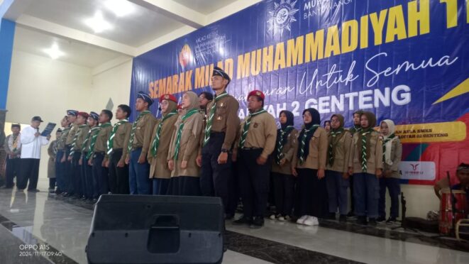 Sejumlah guru SMK Models berpakaian rapi sedang berdiri di sebuah acara.