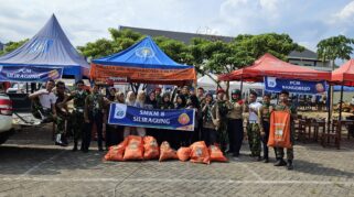 Siswa SMK Models mengumpulkan sampah di sekitar area STEMDA setelah acara Milad Muhammadiyah ke-112.