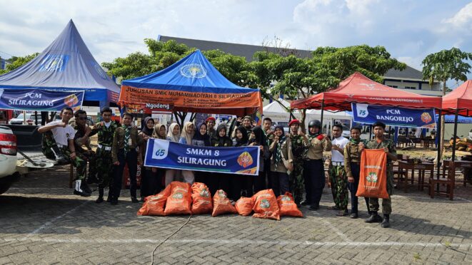 Siswa SMK Models mengumpulkan sampah di sekitar area STEMDA setelah acara Milad Muhammadiyah ke-112.