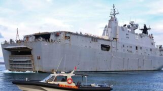 Personel Lanal Banyuwangi mengamankan proses embarkasi alutsista Australia.