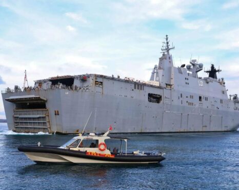 Personel Lanal Banyuwangi mengamankan proses embarkasi alutsista Australia.