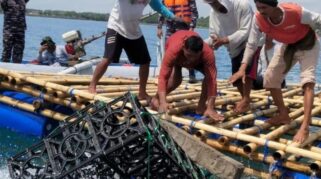 Foto memperlihatkan modul rumah ikan yang sedang ditenggelamkan di laut. Terlihat beberapa orang sedang berada di atas kapal.