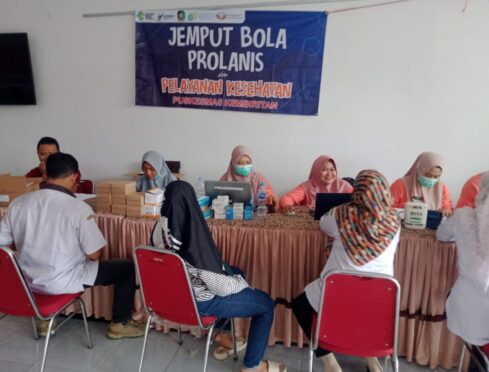 Seorang petugas medis memeriksa tekanan darah seorang warga lansia dalam kegiatan jemput bola Prolanis.