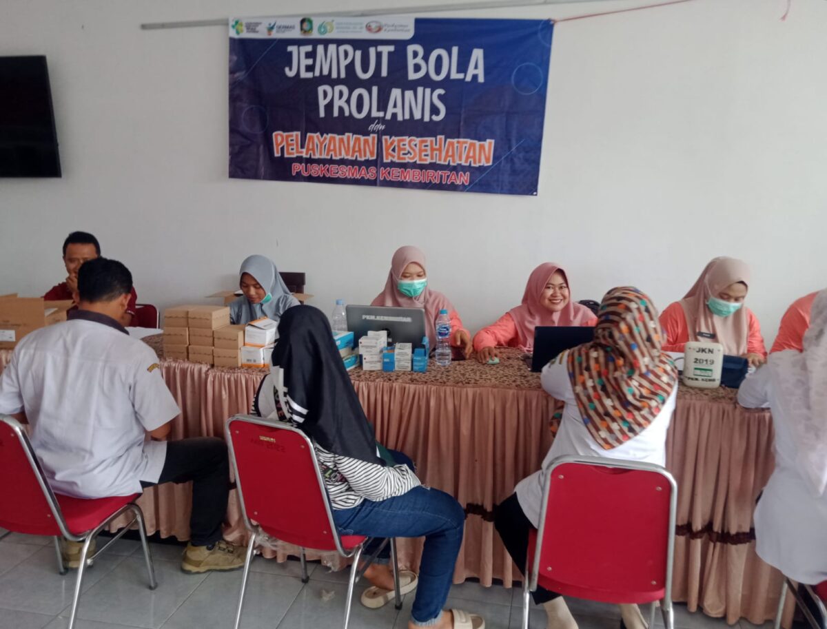 Seorang petugas medis memeriksa tekanan darah seorang warga lansia dalam kegiatan jemput bola Prolanis.