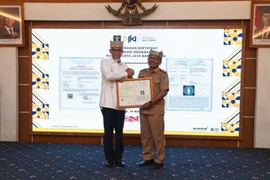 Direktur Jenderal Kekayaan Intelektual Kemenkumham, Razilu, menyerahkan sertifikat IG Kopi Robusta Java Banyuwangi kepada Plt. Bupati Banyuwangi, Sugirah.