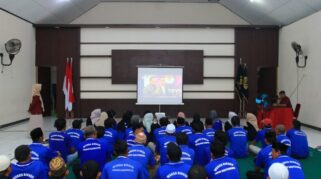 Sejumlah warga binaan menonton debat publik pasangan calon bupati dan wakil bupati Banyuwangi.